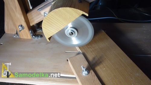 Маятниковая дисковая пила представляет собой электроинструмент для работы по дереву и металлу. Устройство обеспечивает быстрый и точный разрез заготовок.